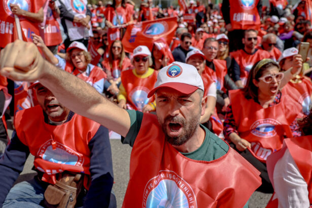 galerie foto turcia 162 de arestari si mii de conturi blocate dupa atacurile din scoli profesorii protesteaza la ankara 69e0df414006f