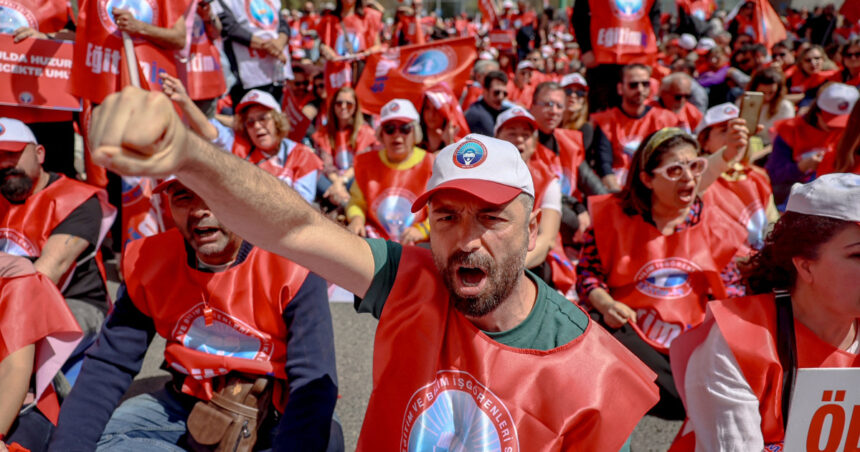 galerie foto turcia 162 de arestari si mii de conturi blocate dupa atacurile din scoli profesorii protesteaza la ankara 69e0df414006f