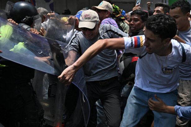 galerie foto venezuela fortele de ordine folosesc gaze lacrimogene impotriva protestatarilor indreptati spre miraflores 69d7f8d7ee9c4