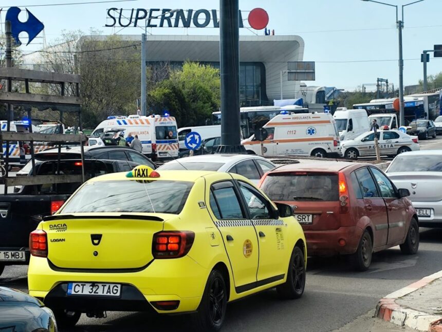 galerie fotovideo accident rutier cu persoana incarcerata in zona supernova 69f1a9cad37bf