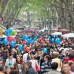 gata cu afisele stridente cu paella si bere razboiul barcelonei cu kitsch ul turistic de pe la rambla 69e3774ecccd5