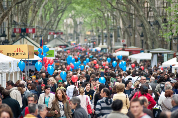 gata cu afisele stridente cu paella si bere razboiul barcelonei cu kitsch ul turistic de pe la rambla 69e3774ecccd5