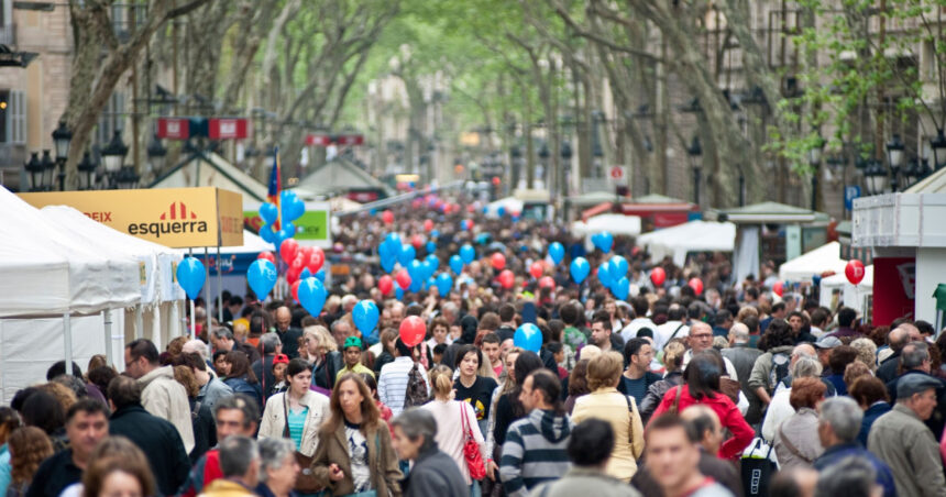 gata cu afisele stridente cu paella si bere razboiul barcelonei cu kitsch ul turistic de pe la rambla 69e3774ecccd5