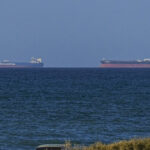 haos in stramtoarea ormuz zeci de mii de marinari raman captivi pe mare 69efa2280d9be