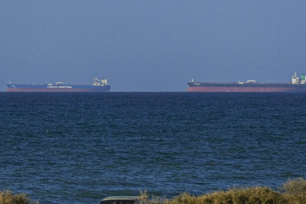 haos in stramtoarea ormuz zeci de mii de marinari raman captivi pe mare 69efa2280d9be