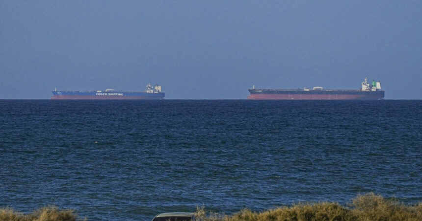 haos in stramtoarea ormuz zeci de mii de marinari raman captivi pe mare 69efa2280d9be