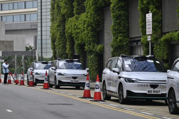 haos in traficul din wuhan dupa o defectiune de sistem al unui serviciu de robotaxi ingrijorari privind vehiculele autonome 69cd81cf94edc