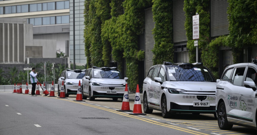 haos in traficul din wuhan dupa o defectiune de sistem al unui serviciu de robotaxi ingrijorari privind vehiculele autonome 69cd81cf94edc