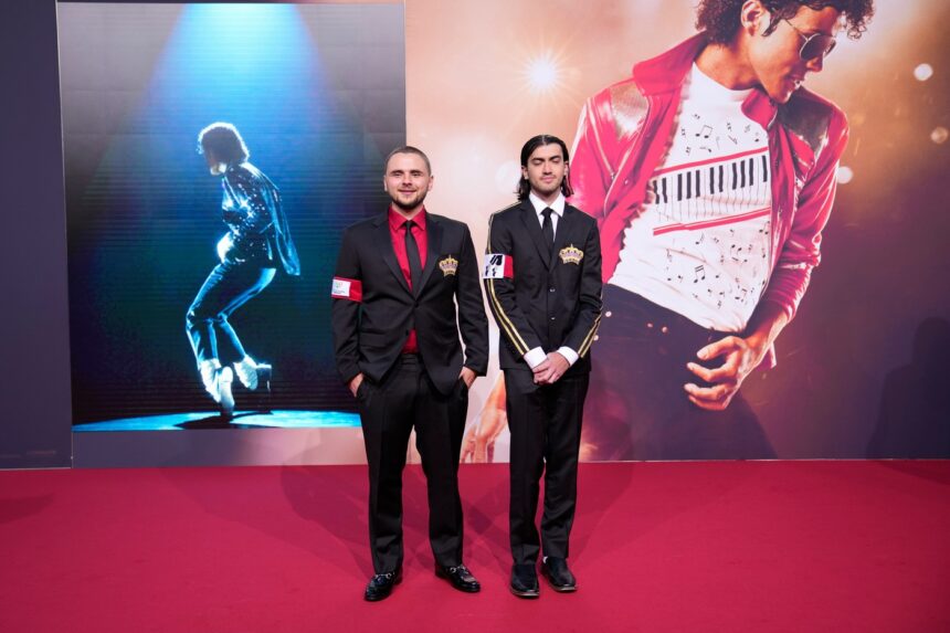 imagini rare cu baietii lui michael jackson prince si bigi prezenti la premiera filmului biografic despre tatal lor 69de1fc9ab29a