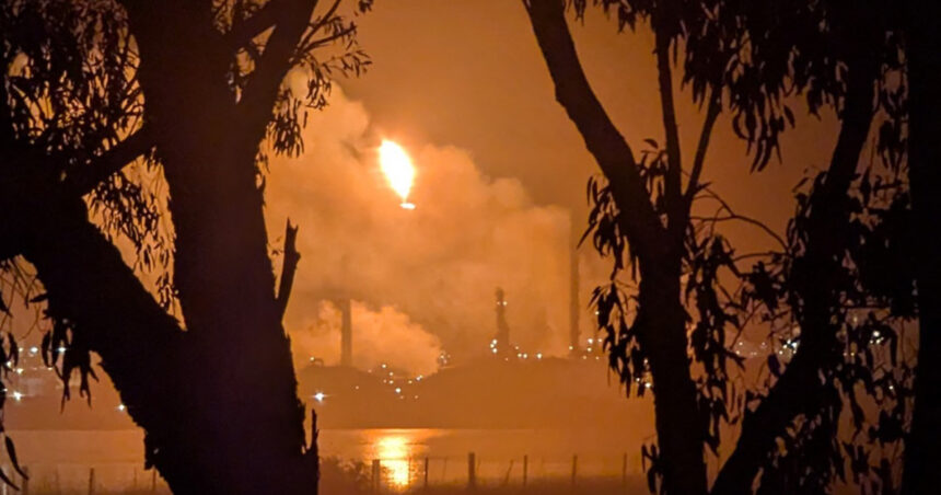 incendiu violent la una dintre cele doua rafinarii din australia flacarile au atins 60 de metri inaltime 69e08dfd719aa