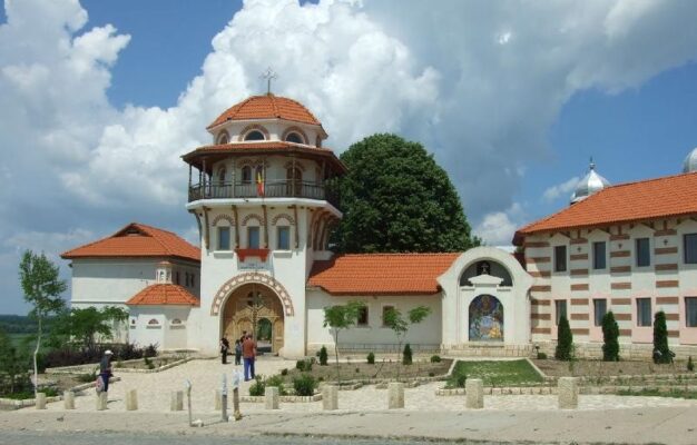 maine de izvorul tamaduirii au loc pelerinaje la manastirile dervent si crucea sfaturi pentru conducatorii auto 69e0b7d776c22