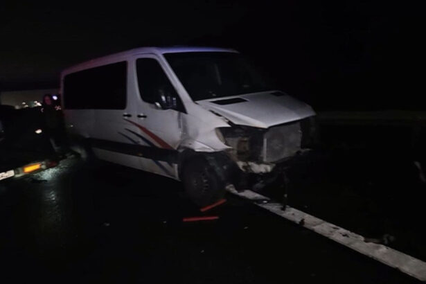 microbuz implicat intr un accident grav pe a1 cinci oameni au ajuns la spital 69cf559fd8b74