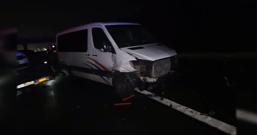 microbuz implicat intr un accident grav pe a1 cinci oameni au ajuns la spital 69cf559fd8b74