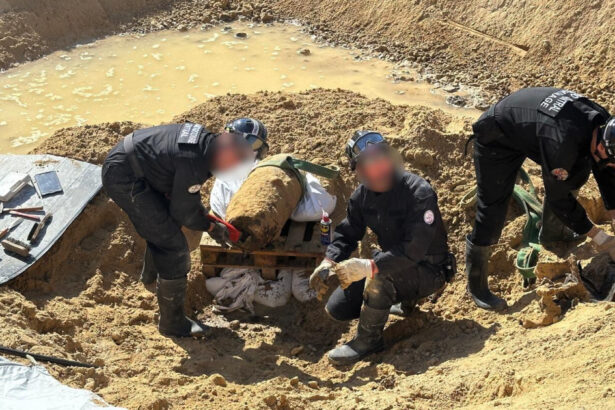 mii de persoane evacuate dintr o suburbie a parisului dupa detonarea unei bombe din al doilea razboi mondial 69e519a7bf661