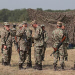 ministrul apararii spune ca in halele in care trebuia sa se faca productie pentru armata ploua si cresc copaci aici suntem 69e75e62e7304