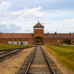 noua adolescenti au fost arestati dupa ce au intrat ilegal la auschwiz toti sunt de origine evreiasca 69e772d8bf533