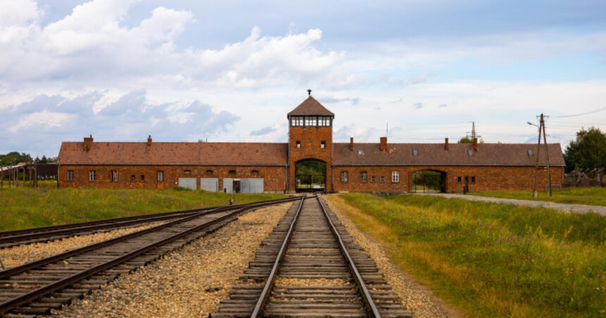 noua adolescenti au fost arestati dupa ce au intrat ilegal la auschwiz toti sunt de origine evreiasca 69e772d8bf533