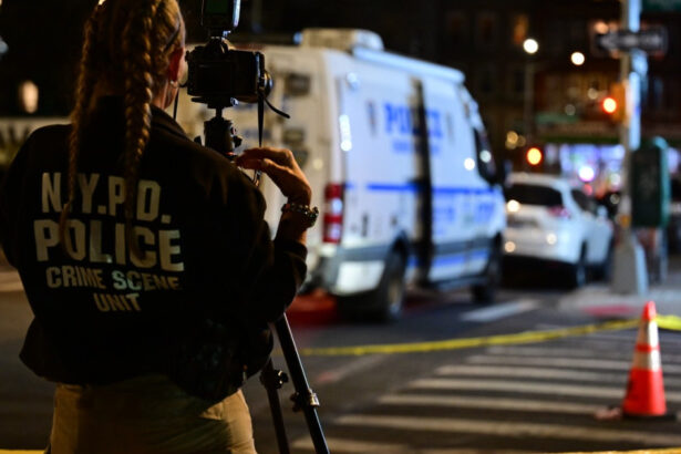 o fetita de sapte luni aflata in carucior a fost impuscata mortal intr o rafuiala intre bande in new york 69ce193d7b9bb