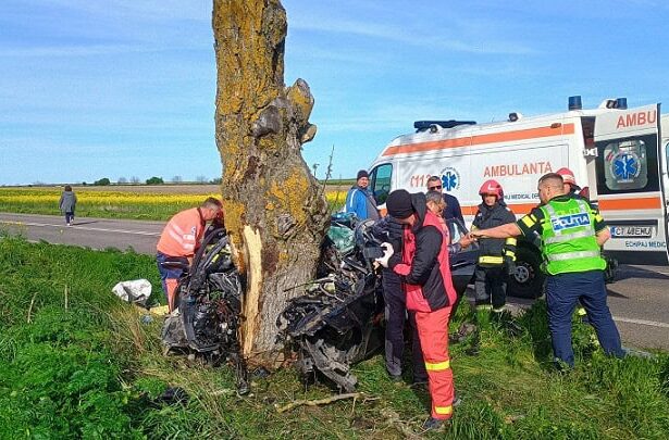 o masina s a proptit intr un copac in localitatea amzacea o victima a fost transportata la spital cu elicopterul 69f0d3a956aad