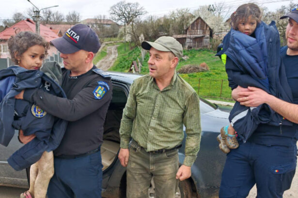 padurarul care le a salvat pe cele doua fetite disparute in mures premiat de romsilva aurel frandes a primit o diploma si bani 69cd0725285d9