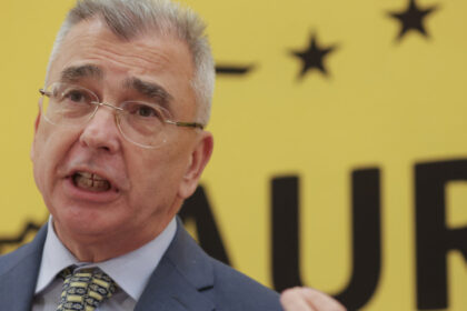 peiu ii numeste caraghiosi pe sustinatorii lui bolojan e criza economica si vreti sa nu schimbam guvernul 69f052806dc59