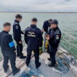 politistii de frontiera au salvat 17 sturioni prinsi in plase ilegale pe marea neagra 69f33e6ccb298