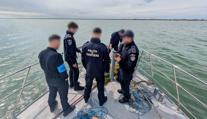 politistii de frontiera au salvat 17 sturioni prinsi in plase ilegale pe marea neagra 69f33e6ccb298