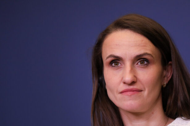 prima reactie a oanei toiu dupa incidentul de la dineul corespondentilor de la casa alba violenta nu are ce cauta in politica 69edbcfb6d32d