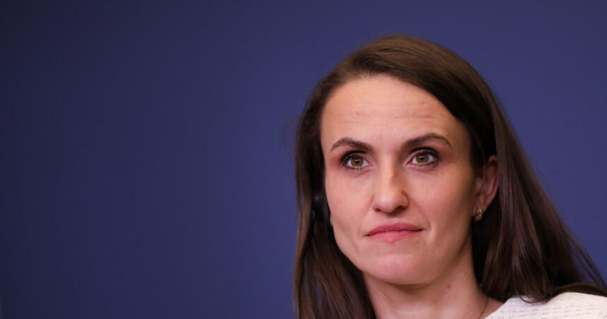 prima reactie a oanei toiu dupa incidentul de la dineul corespondentilor de la casa alba violenta nu are ce cauta in politica 69edbcfb6d32d