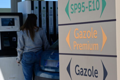 probleme la benzinariile din franta 12 au ramas fara unii dintre carburantii pe care ii vand in mod obisnuit 69d3a54e13321