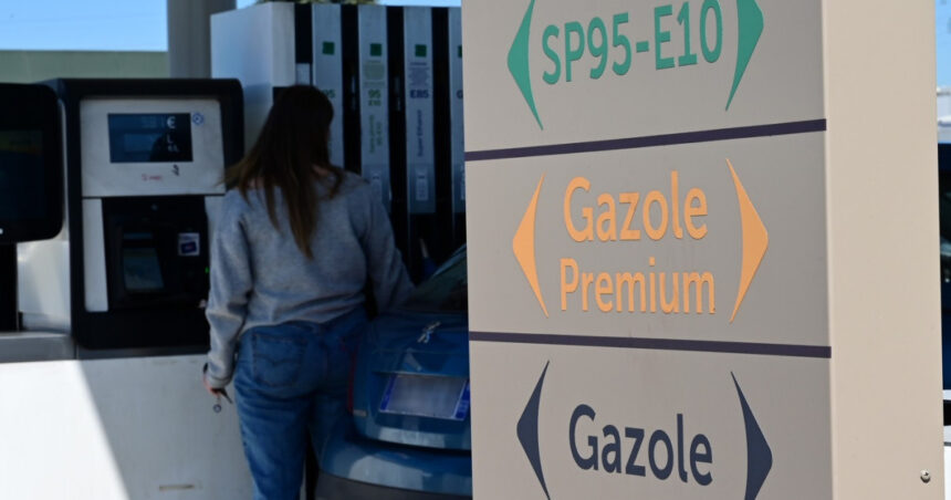 probleme la benzinariile din franta 12 au ramas fara unii dintre carburantii pe care ii vand in mod obisnuit 69d3a54e13321