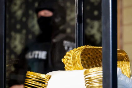 procesul in cazul furtului tezaurului dacic din muzeul drents incepe astazi trei suspecti adusi in fata instantei 69de1c538d128