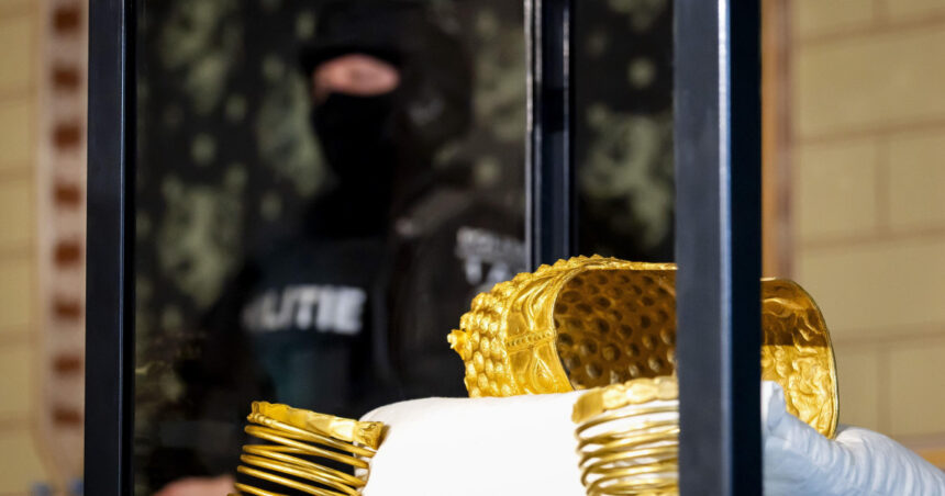 procesul in cazul furtului tezaurului dacic din muzeul drents incepe astazi trei suspecti adusi in fata instantei 69de1c538d128