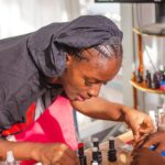 regina manichiurii o tanara din nigeria a vopsit peste 4 000 de unghii in 72 de ore si asteapta ca performanta sa fie omologata de cartea recordurilor 69e70181635f5