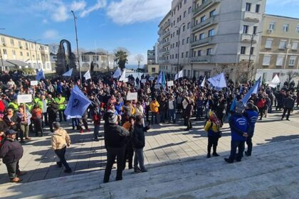 salariatii de la damen shipyards mangalia ies din nou in strada 69eb19a42a991