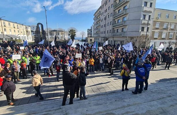 salariatii de la damen shipyards mangalia ies din nou in strada 69eb19a42a991