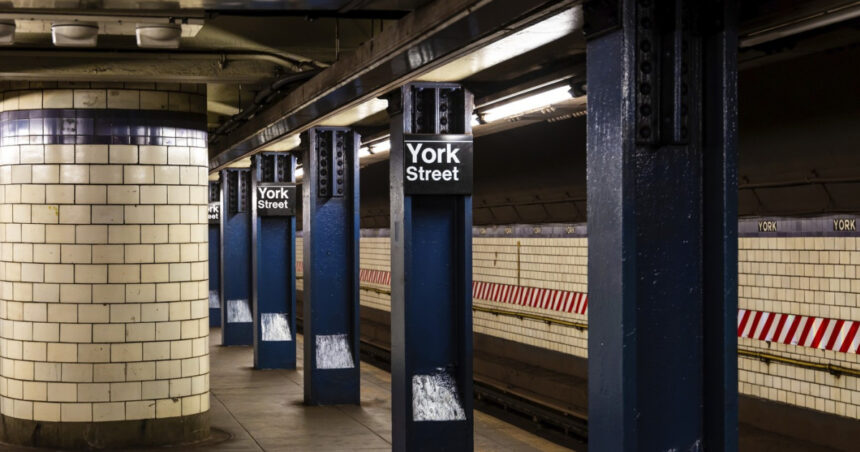 sua politia a impuscat mortal un barbat care a injunghiat trei persoane la metroul din new york 69da94b4d0388