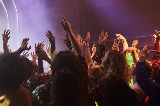 tinerii beau mai putin cluburile se reinventeaza noul model al distractiei in londra 69d9e4ed2dcd6