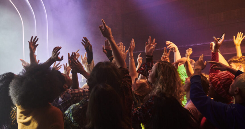 tinerii beau mai putin cluburile se reinventeaza noul model al distractiei in londra 69d9e4ed2dcd6