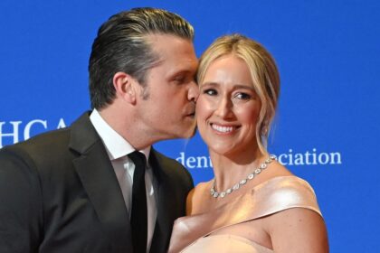 tinuta de 40 de dolari de pe shein care a starnit controverse la casa alba cum a aparut sotia lui pete hegseth in sua 69f309fe7a504