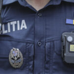 un barbat din botosani s a postat pe retelele sociale cu o arma in mana si amenintand o persoana apoi s a trezit cu politia la usa 69ede0e76c3a0