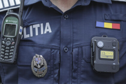 un barbat din botosani s a postat pe retelele sociale cu o arma in mana si amenintand o persoana apoi s a trezit cu politia la usa 69ede0e76c3a0