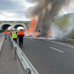 un camion a luat foc pe autostrada in judetul hunedoara soferul a reusit sa iasa dar a suferit atac de panica 69e5ed0af3b5a