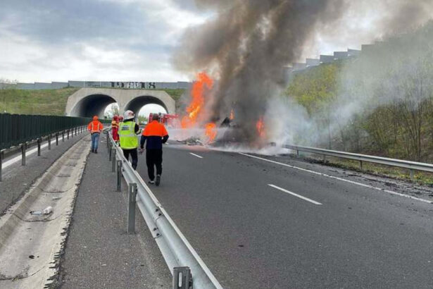 un camion a luat foc pe autostrada in judetul hunedoara soferul a reusit sa iasa dar a suferit atac de panica 69e5ed0af3b5a