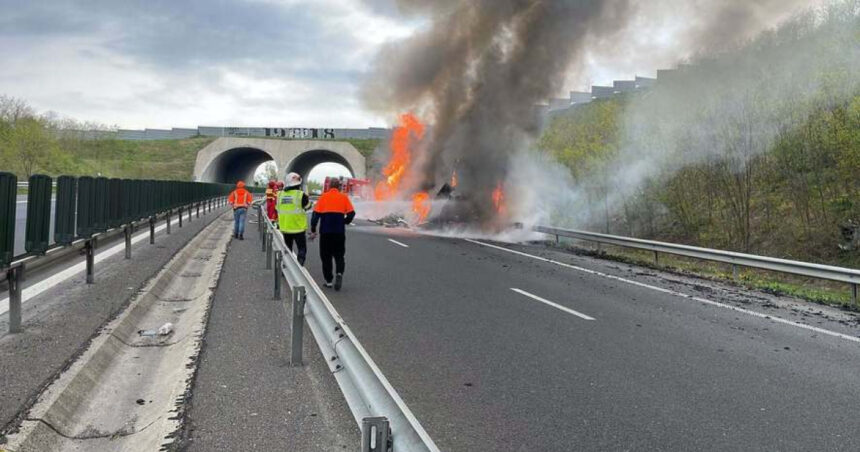 un camion a luat foc pe autostrada in judetul hunedoara soferul a reusit sa iasa dar a suferit atac de panica 69e5ed0af3b5a