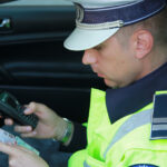 un sofer din dambovia a fost prins cu 200 km ora pe un drum national nu a oprit la semnalele politistilor si nu avea itp la masina 69e78c07d6db0