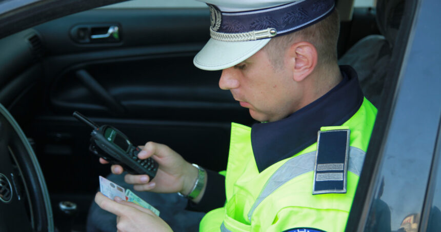 un sofer din dambovia a fost prins cu 200 km ora pe un drum national nu a oprit la semnalele politistilor si nu avea itp la masina 69e78c07d6db0