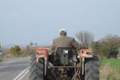 un tractorist baut s a proptit cu tractorul intr un copac de pe marginea strazii intre negru voda si comana 69e74bd310dfe