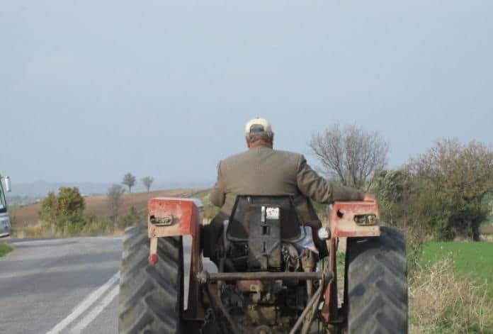 un tractorist baut s a proptit cu tractorul intr un copac de pe marginea strazii intre negru voda si comana 69e74bd310dfe
