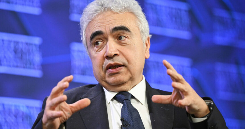 vaza este sparta criza petrolului schimba definitiv industria combustibililor fosili avertizeaza seful aie 69eedfa89ca3e